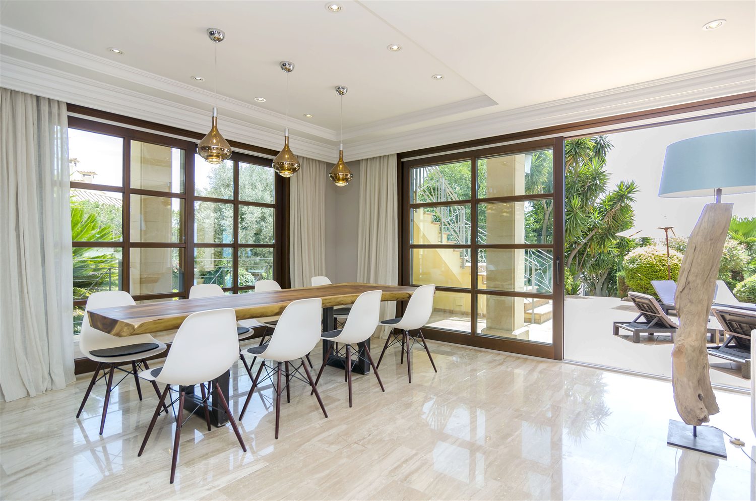 Bright premium dining and meeting room connected to a Crays venue layer